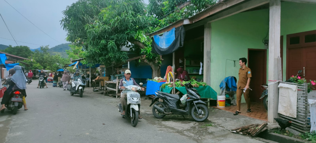 AKTIVITAS PASAR YANG TERLATAK DI DESA LEMBAH BARU